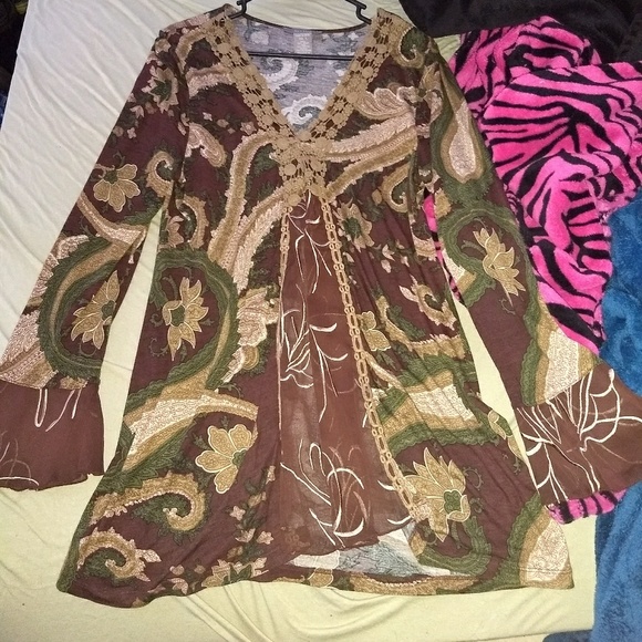 Large V-Neck Flowy Top w/ Cute Sleeves! - Picture 4 of 8